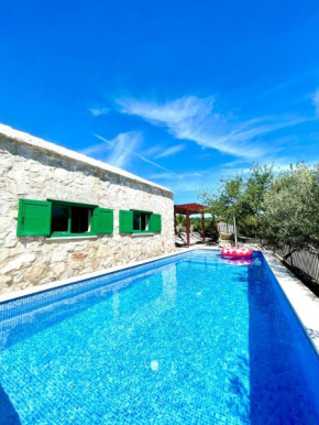 Villa Sagosde with Swimming Pool and Mini Golf